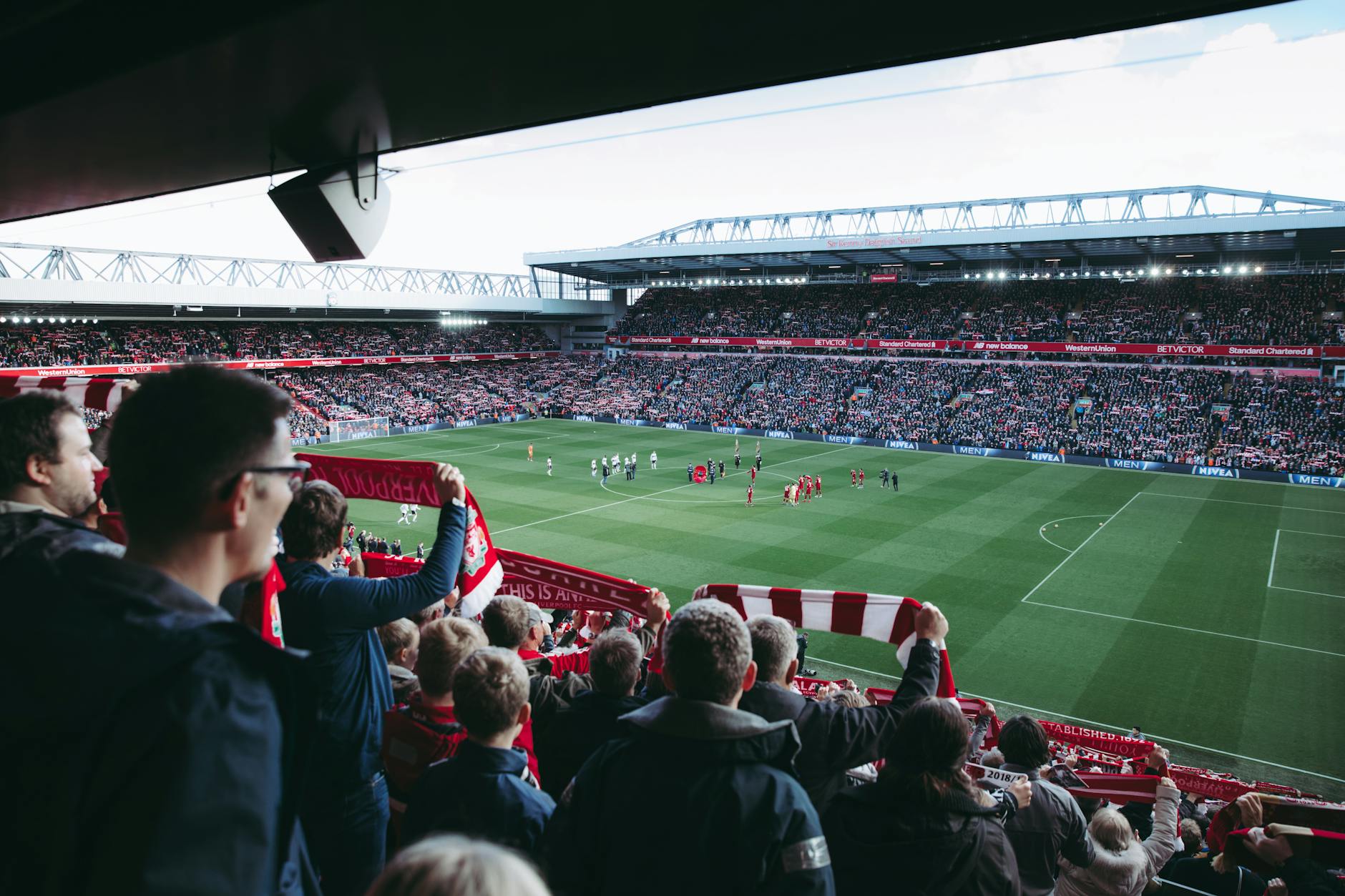 Supporters femmes et hommes encourageant leur équipe dans un stade